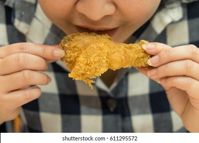 Women eat fried chicken from the service shop.
