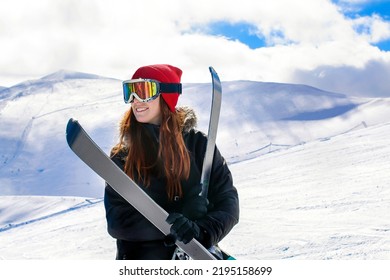 Mujeres, chicas en los overoles de invierno, máscara de esquí, gafas con esquís, en la colina de nieve mirando las altas montañas de los Cárpatos en las vacaciones de esquí alpino de invierno, paisaje natural al aire libre, Ucrania, Europa.vista aérea.