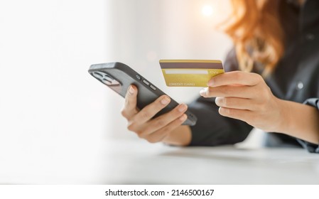 Mujeres con tarjeta de crédito y usando smartphones en casa.Compras en línea, banca por Internet, tienda online, pago, gasto de dinero, pago de comercio electrónico en la tienda, tarjeta de crédito, concepto