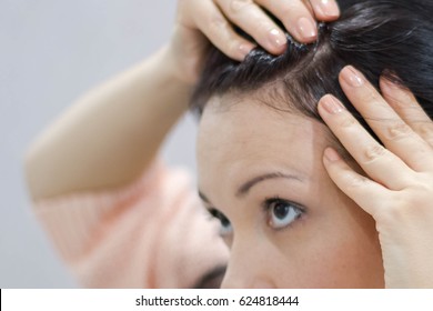 Women Itching Scalp Itchy His Hair