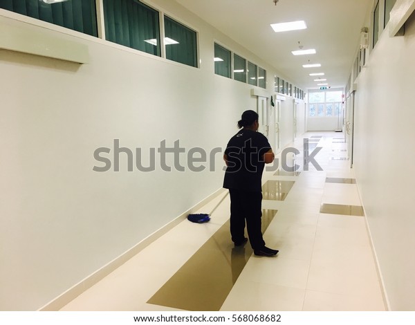 女性用小使が学校の廊下の教室で床を掃除 クリーニングサービスのコンセプト の写真素材 今すぐ編集