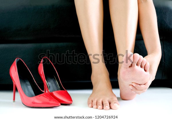 ハイヒールの脚がつると足首がつる 彼女は階段に座って足を持った 足をつかむと足が痛い ハイヒールを履いたことによって引き起こされる 健康と美のコンセプト の写真素材 今すぐ編集