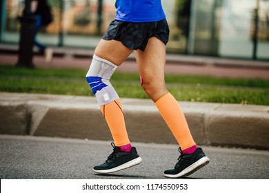women legs runner in compression socks and kneepad 