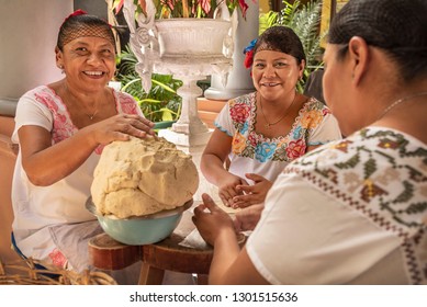 Tortillas-Frauen
Gruppe lächelnder Köche, die flache Brottortillas in Yucatan, Mexiko, bereiten
