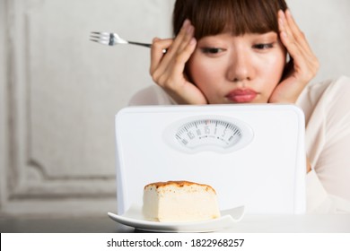 Women On A Diet Suppress Their Appetite.