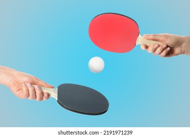 Mujeres con pádel de ping pong y pelota sobre fondo azul claro, armario