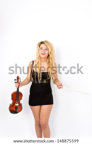 Women plays violin