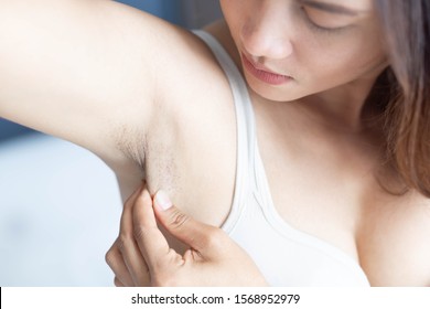 女性 脇毛 の写真素材 画像 写真 Shutterstock