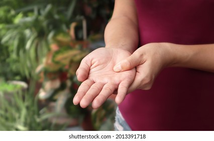 Women Show Hands Pain, Numbness, Tingling (pins And Needles), Muscle Weakness Affected. Signs Of Neuropathy, Stroke, Paresthesia, Vaccination Or Vaccine Side Effect Disease Guillain Barre Syndrome,etc