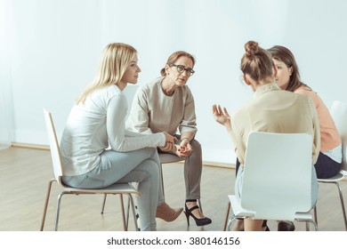 Frauen sitzen während der Sitzung im Kreis 