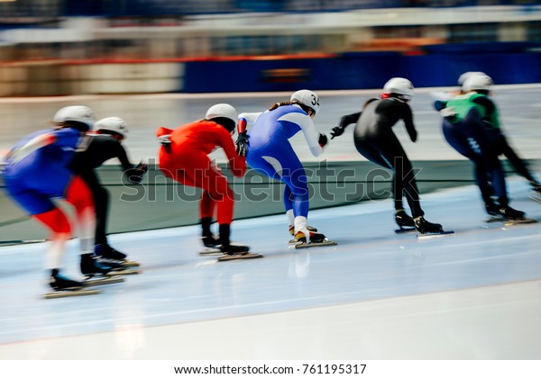 women\
skaters in mass start speed skating\
competition