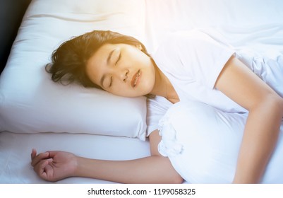 Women Sleeping On The Bed And Grinding Teeth,Female Tiredness And Stress,Sleep Disruption,clenching Teeth