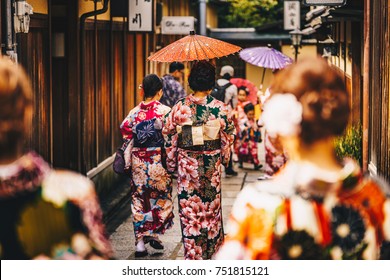 Mujeres en kimonos japoneses tradicionales caminando en Kioto, Japón