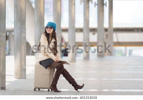 sit on luggage