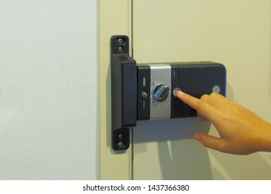 Women Are Using A Key Card To Open The Door To Enter The Room In The Condominium. Security - Keycard Entry Systems