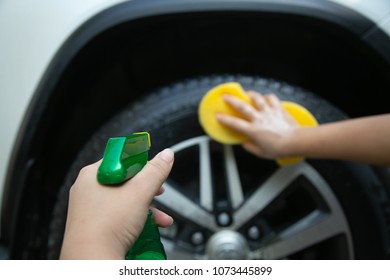 Women are washing the wheels with clean wheels. Use a yellow foam wipe.