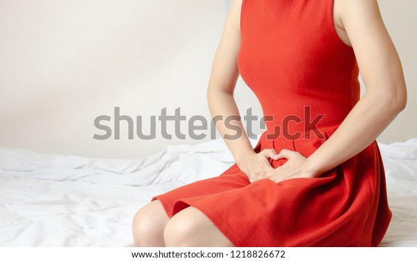 Women wear red skirt Use the hand to scratch the\
vagina.Genital itching caused by fungus in underwear.Do not focus\
on objects.