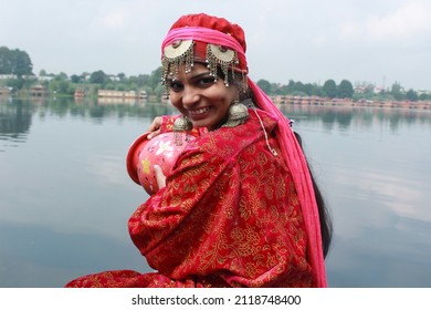 A women wearing a ethnic dress of Kashmiris in India