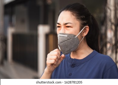 Women Wearing Hygienic Mask To Prevent The Virus PM2.5 And Coronavirus. People In Masks The Outbreak Of Novel Corona Virus (2019-nCoV) In Wuhan China. Air Pollution, Environmental Awareness Concept