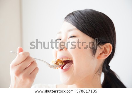 Women who eat a curry, smile