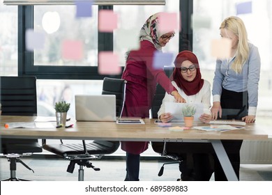 Frauen, die zusammenarbeiten, Büroinnenraum