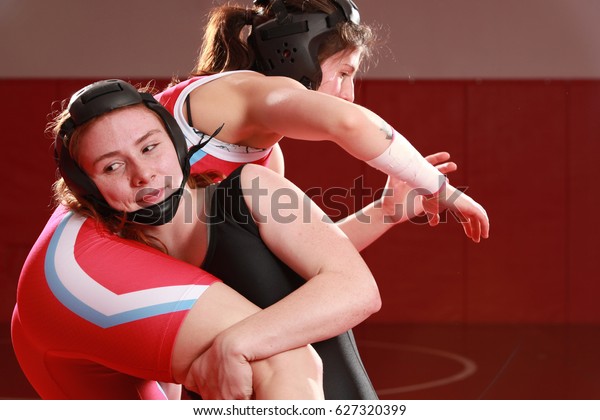 Women\
wrestling