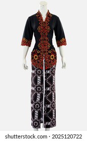 Women's classic kebaya with a long batik-patterned skirt can show authentic beauty in Indonesian women.