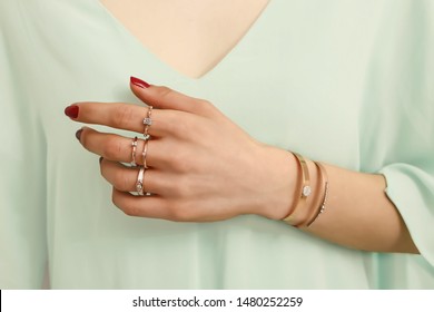 Frauenarmband auf der Hand, Frauenzubehör, Schmuck, goldenes Armband mit Steinen, Frauenschmuck, ein Mädchen mit Armband auf dem Arm, ein Armband mit Steinen