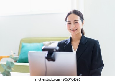 Women's Online Job Hunting Image