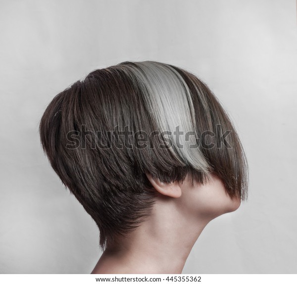 Frauenkurzer Asymmetrischer Haarschnitt Mit Langen Banken Stockfoto Jetzt Bearbeiten