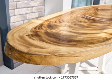 Wonderful Designer Dining Table Made Of Large Lacquered Live Edge Suar Wood Slab On Metal Carcass Stands In Yard Of Elegant Cottage Closeup