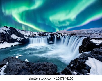 Eine wunderbare Nacht mit Kp 5 . Nordlichter Der Godafoss ist ein Wasserfall in Island.