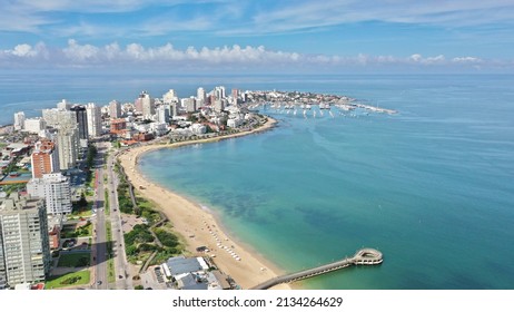 Magníficas vistas panorámicas de la avenida principal de Punta del Este y de la costa. Punta del Este, Uruguay