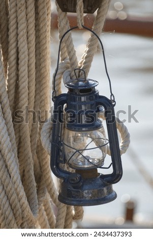 wonderful 
petrolium lamp boat detail