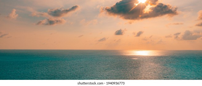 Wonderful Sunset Sky, Sun Rays And Ocean Nature Background. Sea Horizon, Skyscape Endless Peaceful Relaxing View. Inspirational Seascape Wonderful Scenery Of Tropical Beach. 