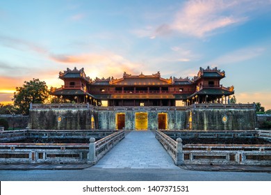 Wunderbarer Blick auf die "Meridian Gate Hue" zur Kaiserstadt mit der lila verbotenen Stadt in der Zitadelle in Hue, Vietnam. Kaiserlicher Königspalast von Nguyen Dynastie in Hue. Hue ist beliebt 
