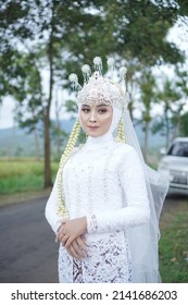 Wonogiri, March 11, 2022. The Bride's Pose In A Sundanese Sigar Dress With A White Hijab And Traditional Clothes Of Batik Jarik Is So Elegant And Beautiful