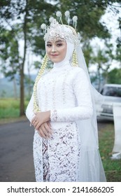 Wonogiri, March 11, 2022. The Bride's Pose In A Sundanese Sigar Dress With A White Hijab And Traditional Clothes Of Batik Jarik Is So Elegant And Beautiful