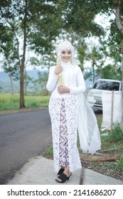 Wonogiri, March 11, 2022. The Bride's Pose In A Sundanese Sigar Dress With A White Hijab And Traditional Clothes Of Batik Jarik Is So Elegant And Beautiful