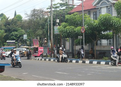 WONOSOBO, APRIL 21 2022. Busy Traffic Around The Town Square.