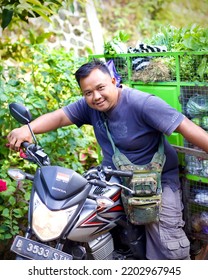 Wonosobo, Central Java, Indonesia - September 17, 2022  : A Mobile Vegetable Trader Will Sell His Wares This Morning In Front Of My House, Wonosobo, Central Java In September 2022.