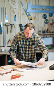 Un artesano de madera fabrica un producto para un pedido privado, un empleado profesional realiza mediciones para trabajar con un producto de madera