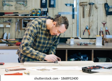 Un artesano de madera fabrica un producto para un pedido privado, un empleado profesional realiza mediciones para trabajar con un producto de madera