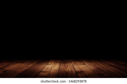 Holzpaneele, die in die Dunkelheit führen