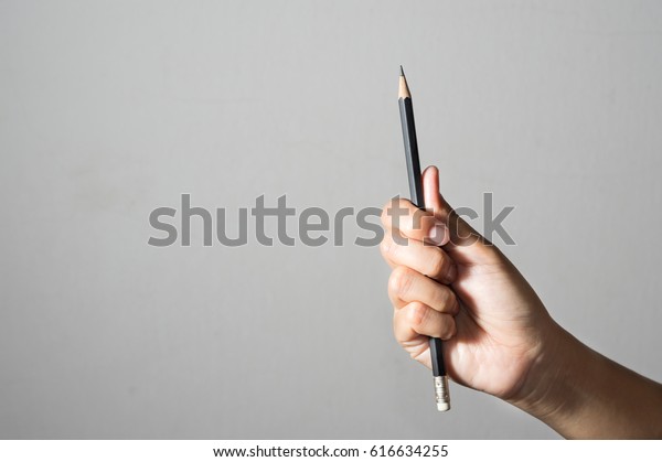 女性の手に持つ木筆 の写真素材 今すぐ編集