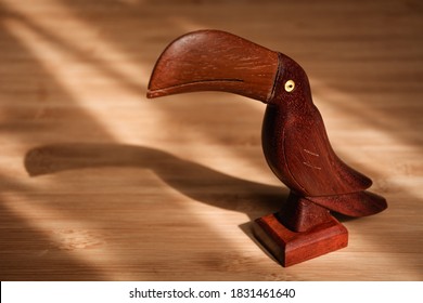 Wood sculpture representing a toucan, bird typical of Central and South America.