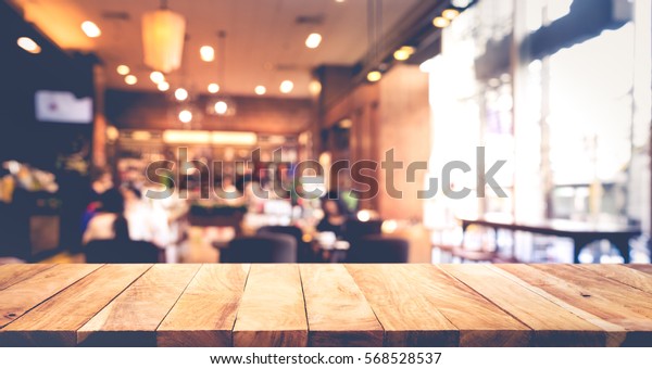 コーヒーショップや カフェ レストラン の背景に人の影が付いた木のテーブルの上 モンテージ製品のディスプレイやデザインキーのビジュアルレイアウト用 の写真素材 今すぐ編集