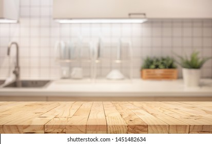 Holztisch oben auf unscharfem Küchentisch (Zimmer)Hintergrund.Für die Montage von Produkten-Display oder Design-Key-visuellen Layout.