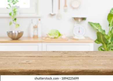 Holztisch auf unscharfem Küchenraum, dunkler Hintergrund