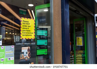 Woodbridge, Suffolk, UK June 19 2020: A Shop Sign Informing The Public Not To Enter The Shop If They Are Showing Signs Of Corona Virus. New Normal, Public Safety Concept